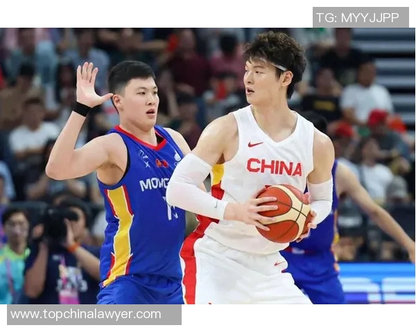 王哲林领衔上海队征战CBA新赛季展现篮球风采与团队精神 王哲林领衔上海队征战CBA新赛季展现篮球风采与团队精神